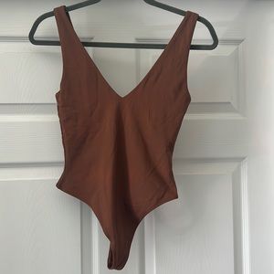 Aritzia Babaton contour vneck bodysuit